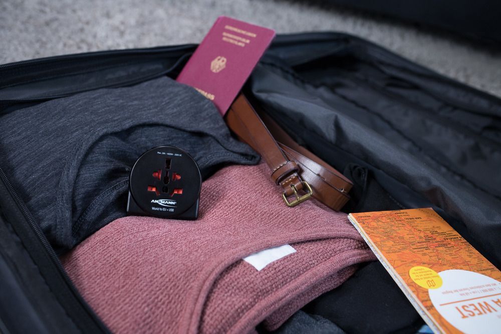Reisestecker World to EU + USB - mit Schutzleiter für Geräte der Schutzklasse I & II, für Reisen in Länder mit Schuko-Steckdose