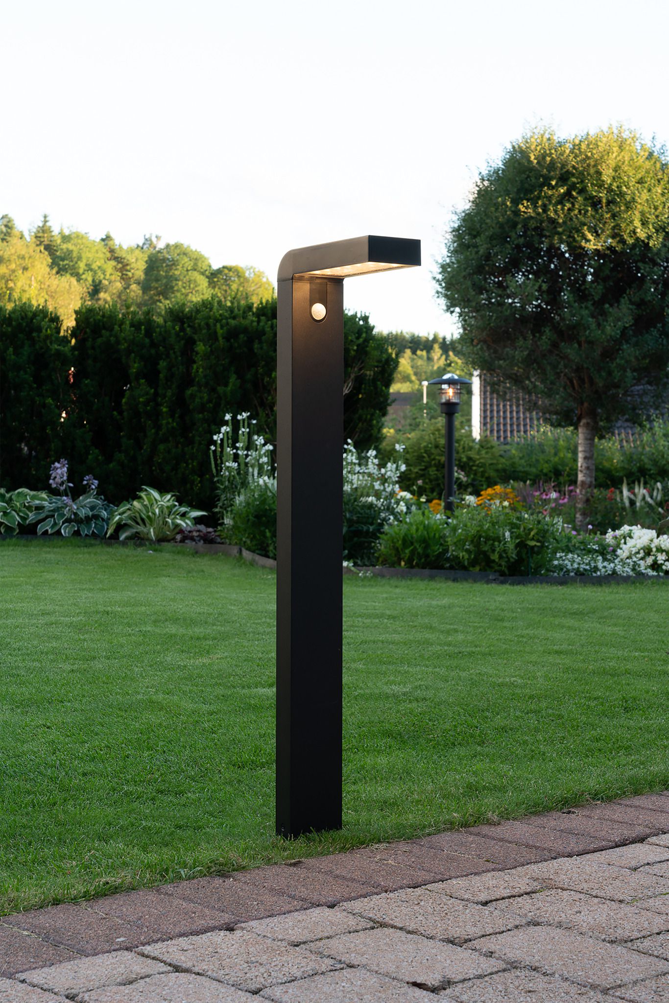 Solar-Wegleuchte VICI - 3.7V DC, 3W, 300/30lm, 3000K, IP , schwarz, Bewegungs-/Dämmerungsensor, L=90mm, B=200mm, H=800mm