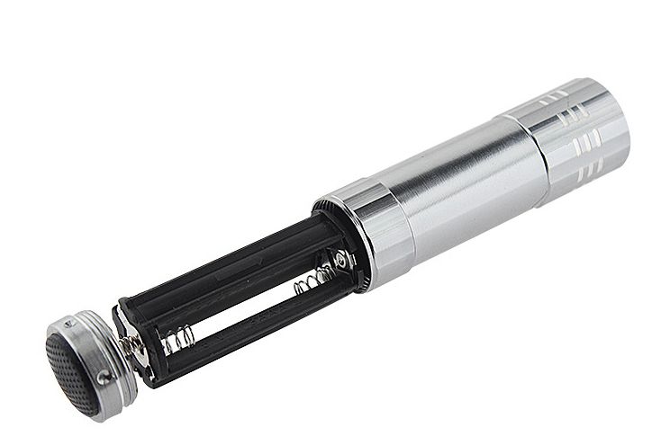 TITAN LED Taschenlampe, silber, 93x28mm, 9 LED's, exkl. 3xAAA Batterien - TITAN LED Taschenlampe, silber, 93x28mm, 9 LED's, exkl. 3xAAA Batterien