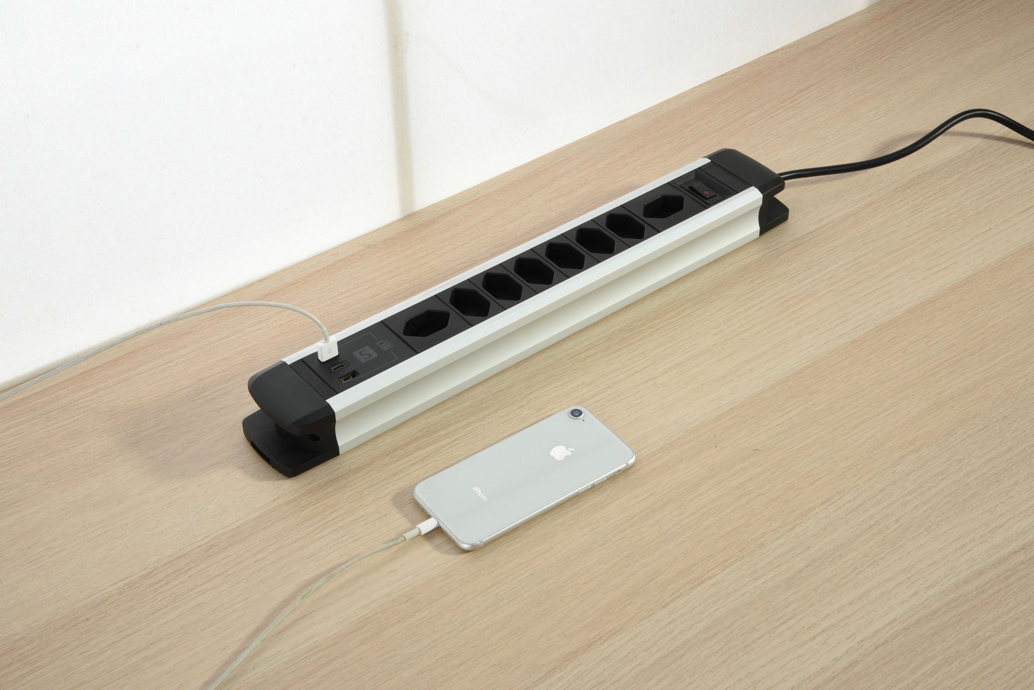 ALU Steckdosenleiste USB-C - 8xT13, 1x USB-C + 2x USB-A max. 3.4A - PD 20W, 2.0m Zuleitung, Stecker T12, Aluminium/schwarz