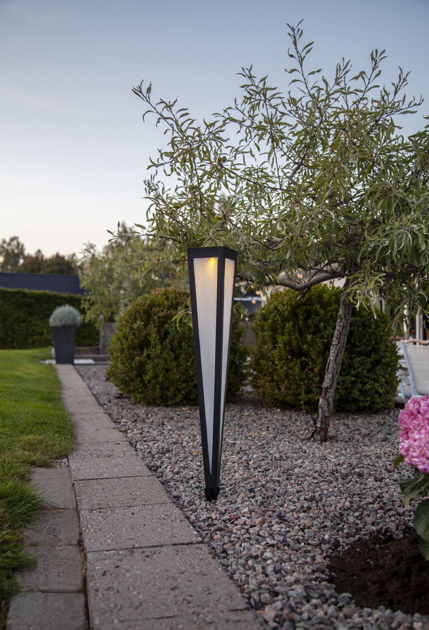 Solar Poller Pyramis - IP44, Warmweiss, Dämmerungssensor