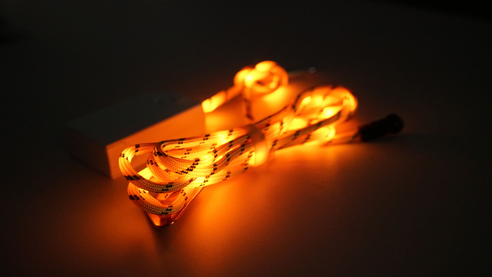 10m Seil geflochten mit integrieter LED Beleuchtung - 3xAA Batterie (exkl.), 100 LED`s, IP67, Farbe Orange, L= 1000cm,  Zugkraft pro Meter 2.95KN/300KG