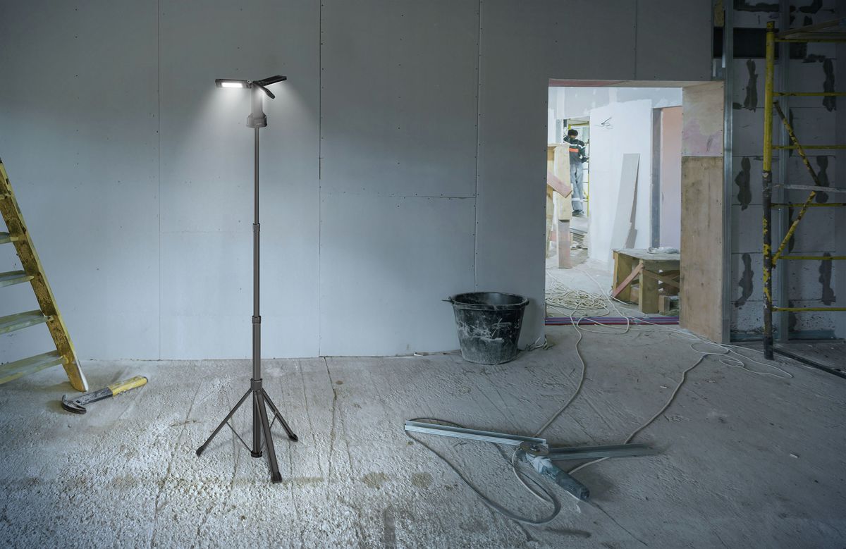 Arbeitsleuchte Triohead 7000R inkl. Tripod wiederaufladbar - 44W, IPX4, USB-Ladung