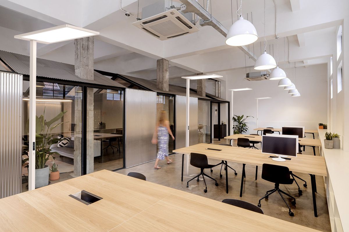 LED Stehleuchte FREE (Up and Down) - 75W, 8200lm (75% UP,25% Down), 4000K, IP20, weiss, dimmbar, PIR-/Lichtsensor, 720x340x1925mm (LxBxH)