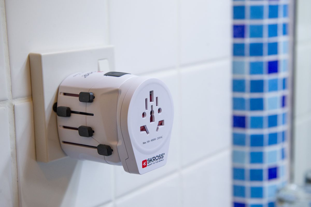 World adattore di viaggio PRO - World & USB - Out: CH, Schuko, IT, UK, BRA, USA, AUS/China, In: CH, Schuko, IT, UK, USA/Japan, AUS/China