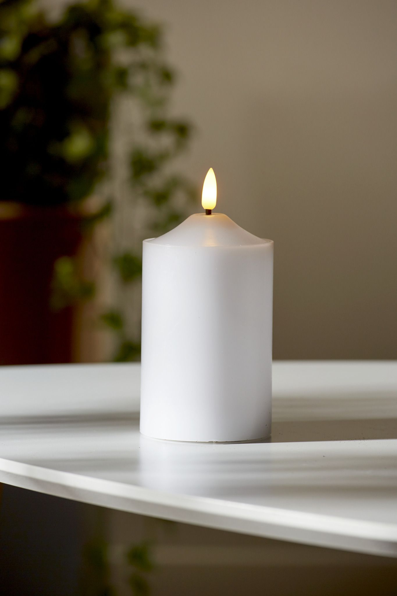 LED Pillar Kerze Flamme - Indoor, Weiss, 15cm Höhe, Timerfunktion
