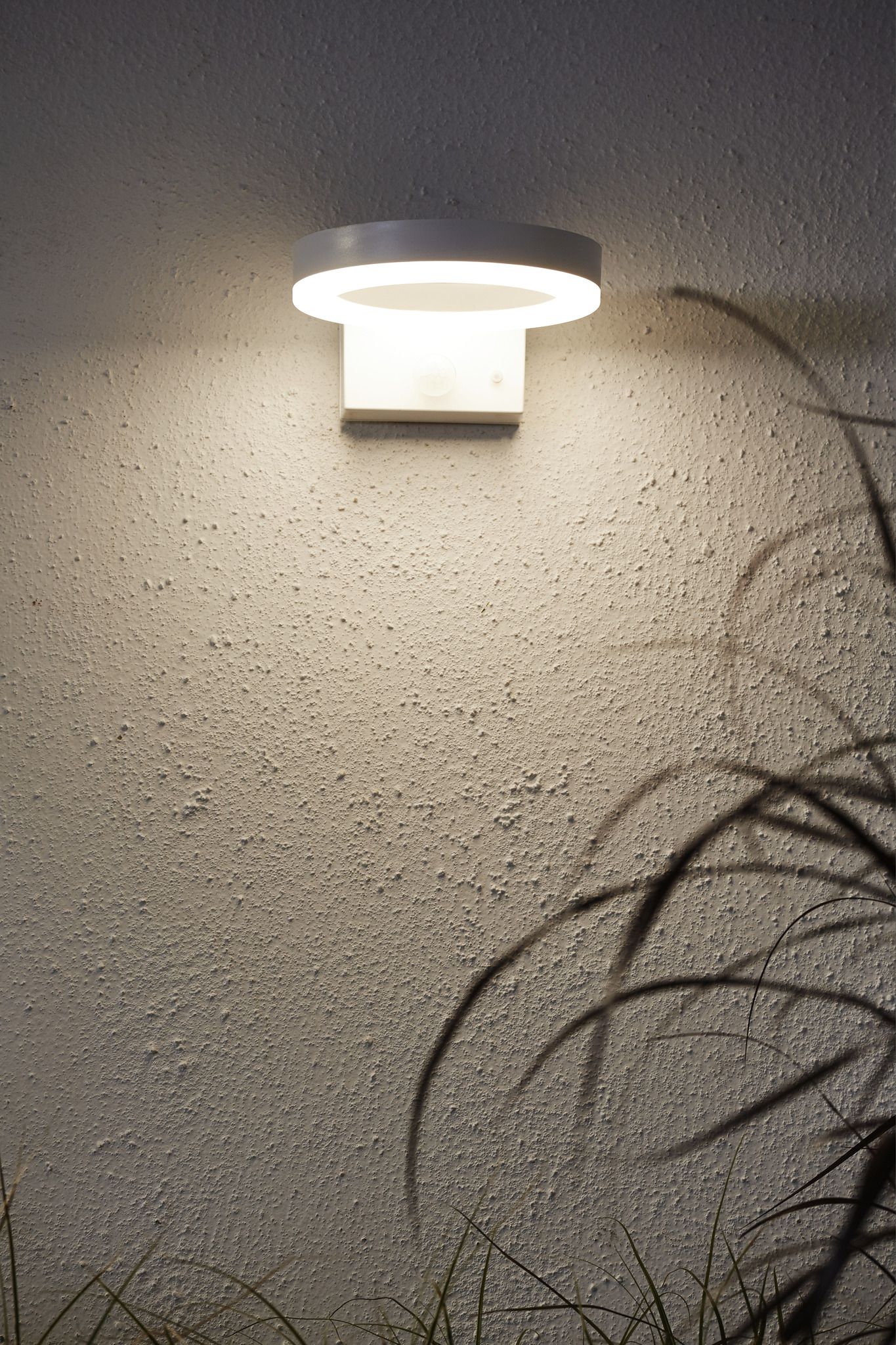 Solar-Wandleuchte VIDI - 3.7V DC, 0.8W, 500/70lm, 3000K, IP , weiss, Bewegungs-/Dämmerungsensor, L=160mm, B=190mm, H=70mm