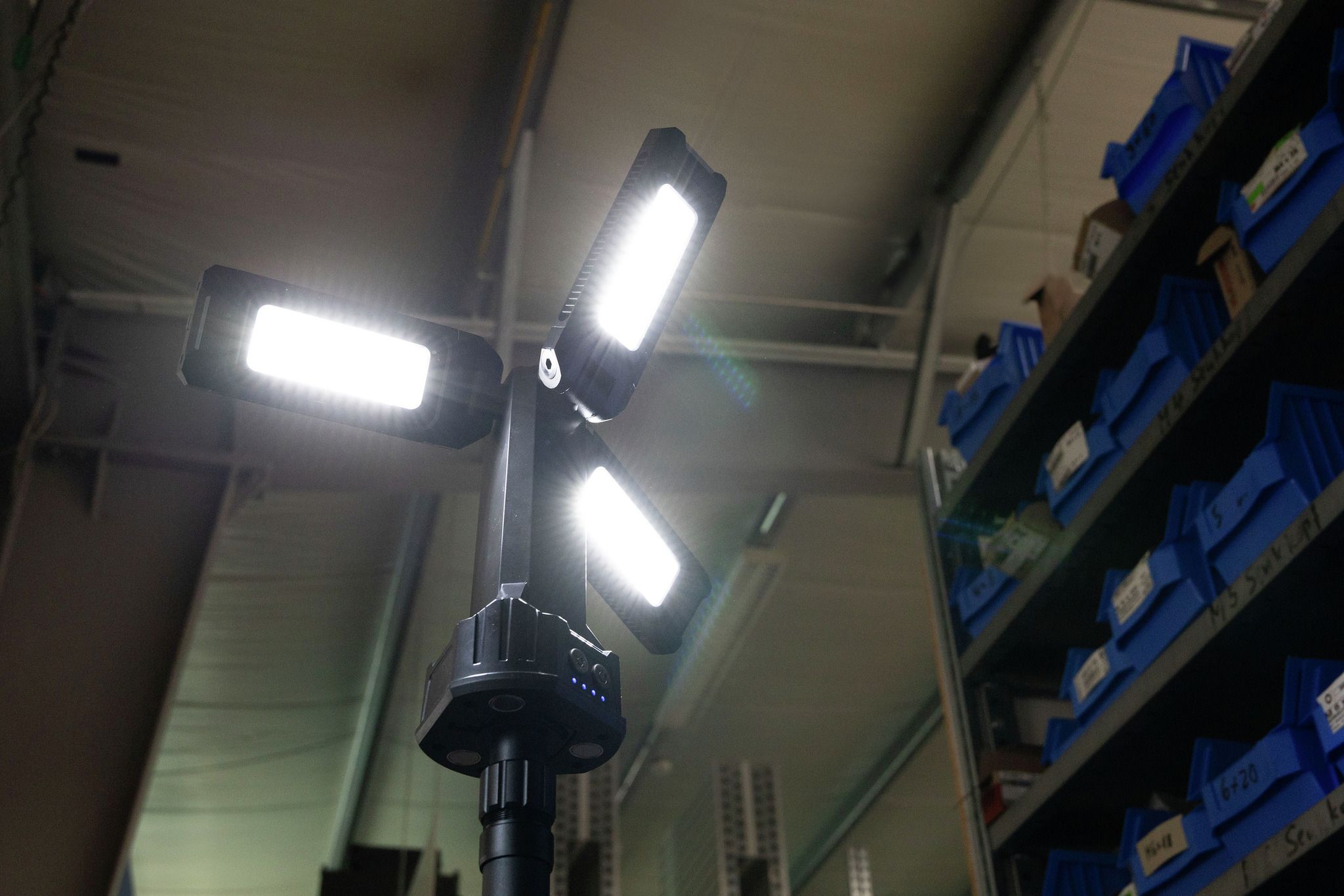 Arbeitsleuchte Triohead 7000R inkl. Tripod wiederaufladbar - 44W, IPX4, USB-Ladung