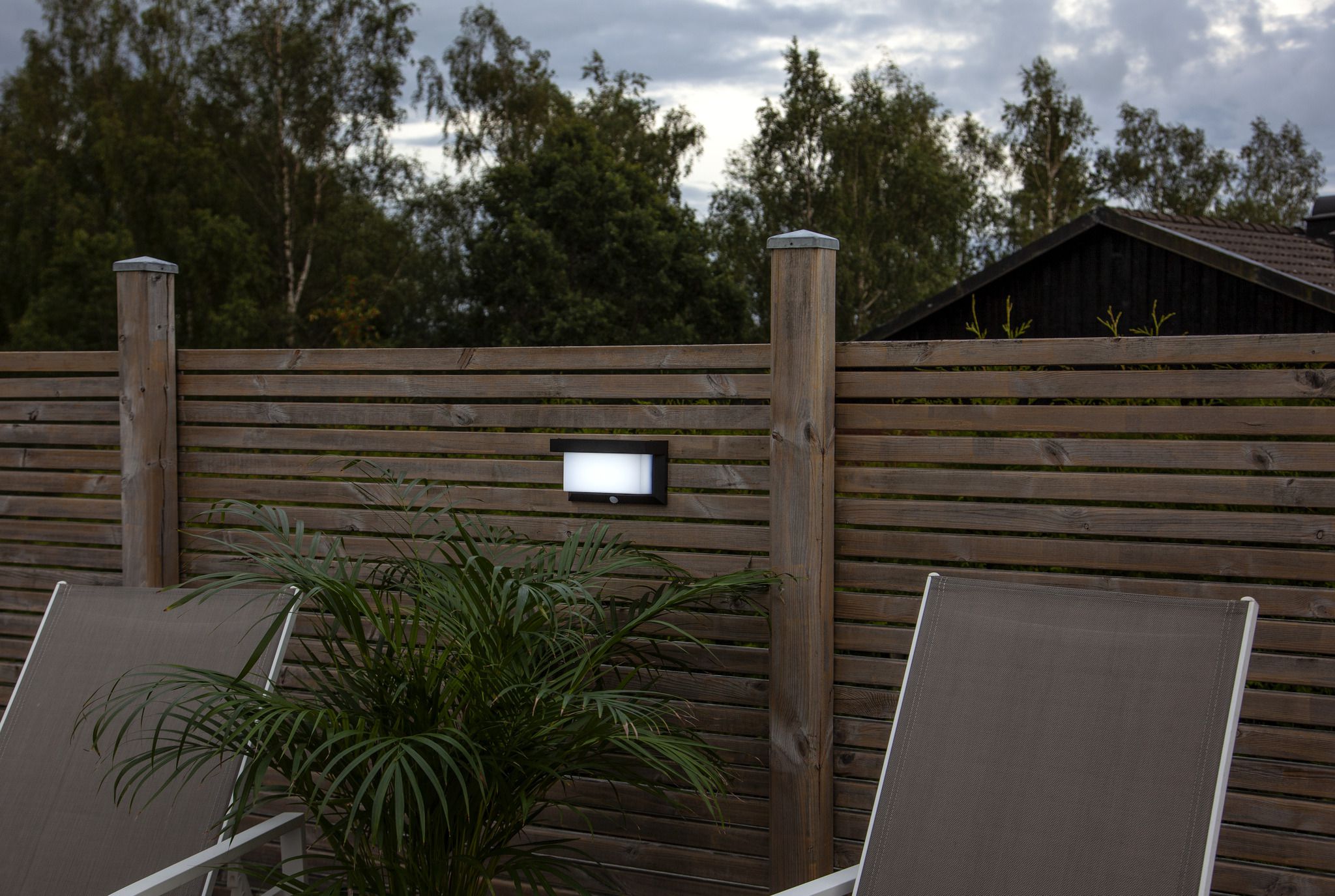 Solar-Wandleuchte VALLA - 3.7V DC, 3W, 800/200lm, 6500K, IP44 , schwarz, Bewegungs-/Dämmerungsensor, L=200mm, B=90mm, H=120mm