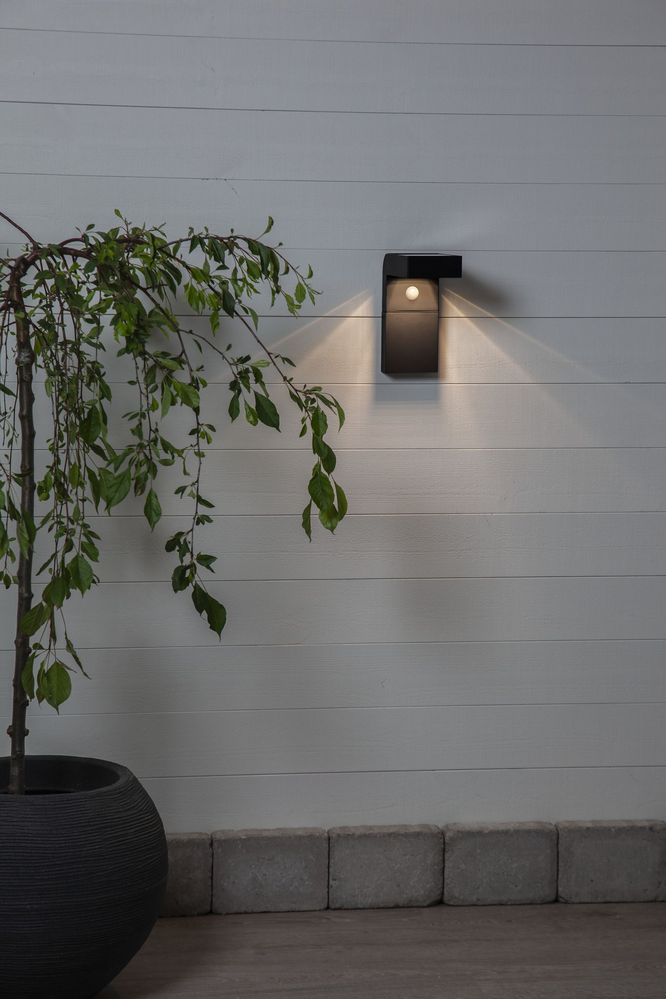 Solar-Wandleuchte VICI - 3.7V DC, 3W, 300/30lm, 3000K, IP , schwarz, Bewegungs-/Dämmerungsensor, L=90mm, B=200mm, H=200mm
