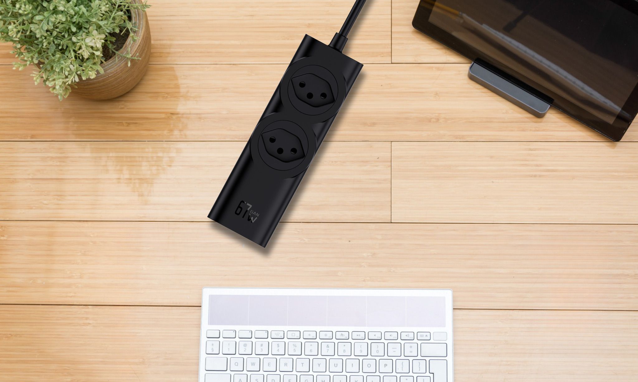 67W GaN Fast Charging Station - 2x T13, Out: USB-C1/ C2/ C3: 67W PD, C1+C2 shared: 45W + C3: 20W, USB-A: 5W, GaN, 1.5m Kabel,schwarz
