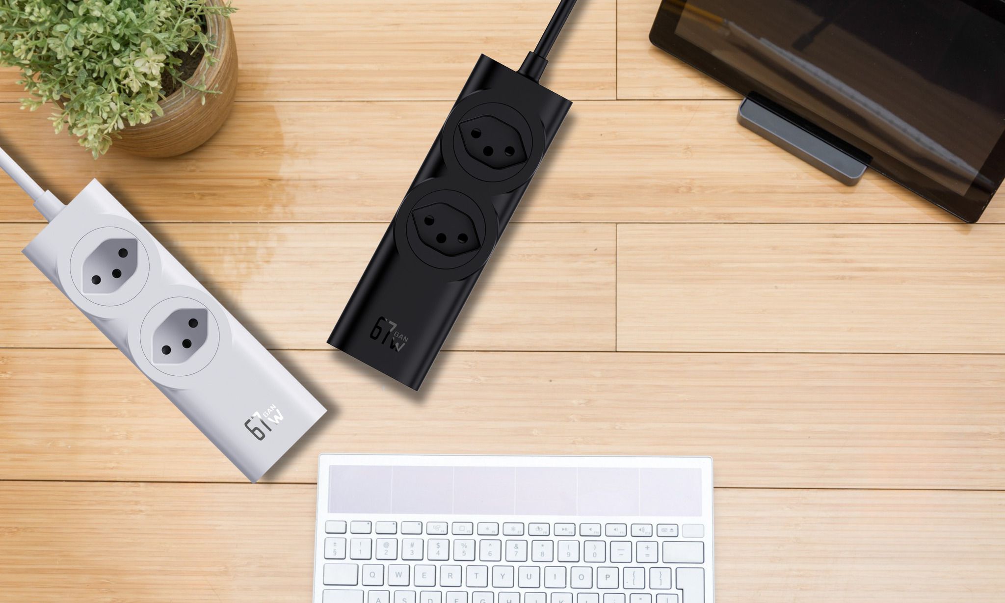 67W GaN Fast Charging Station - 2x T13, Out: USB-C1/ C2/ C3: 67W PD, C1+C2 shared: 45W + C3: 20W, USB-A: 5W, GaN, 1.5m Kabel,schwarz