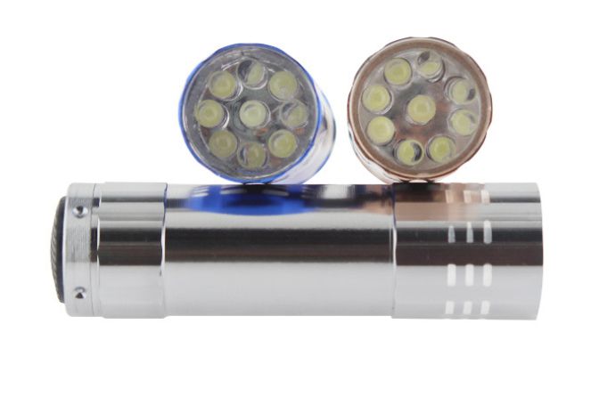 TITAN LED Taschenlampe, silber, 93x28mm, 9 LED's, exkl. 3xAAA Batterien - TITAN LED Taschenlampe, silber, 93x28mm, 9 LED's, exkl. 3xAAA Batterien